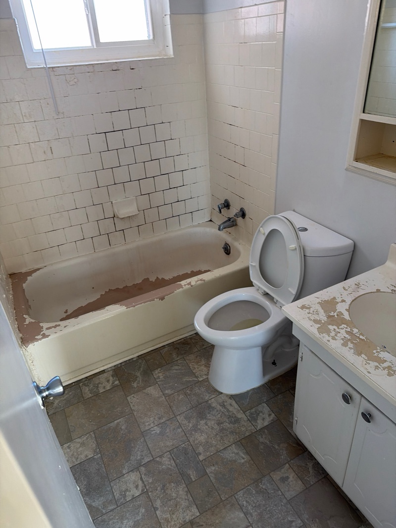 Bathtub and tiles before refinishing